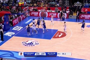 杨瀚森最后强攻被破坏出界，慢镜显示胡金秋疑似犯规，最终裁判吹后场球