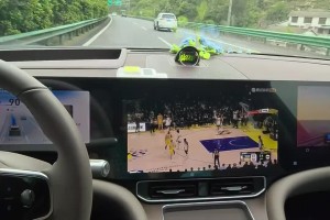 有点危险啊！网友在高速上边开车边看湖狼直播~