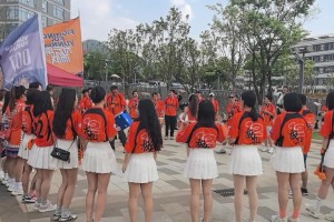 阳光青春大长腿真好看！云南队小白裙女球迷们跳舞助威