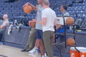 十佳球没跑了！迪文岑佐惊艳操作晃倒DFS，三分命中点燃全场！