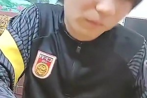 一直在模仿从未被超越！一主播模仿李铁吹头发还踩着缝纫机