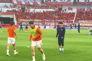 欢迎回家！赛前蒿俊闵指导青岛海牛球员热身