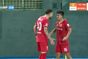 真性情！张志雄为重庆队进球后，亮出广州队队标护腿板