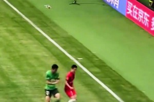 成都球迷：排第1后被针对，名场面王刚骑武磊身上都没事