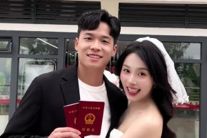 段刘愚真有福气，老婆这么漂亮啊！！看着像是杏花眼~