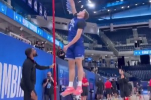 天赋炸裂弗拉格联合试训垂直弹跳测试结果：90厘米！！！