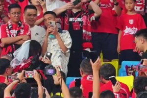 520前的浪漫一幕!成都蓉城比赛间隙，球迷在看台向女友求婚！