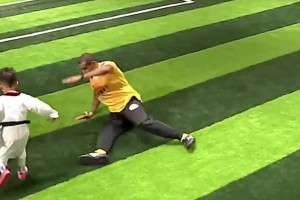 人情世故是吧世界足球先生里瓦尔多竟被中国5岁小球员晃倒