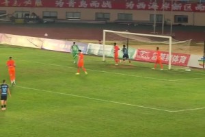 真难绷啊！现场球迷实拍王大雷迷惑操作