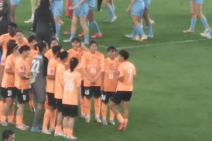 恭喜武汉女足！武汉女足列队等颁奖，王霜开心得手舞足蹈