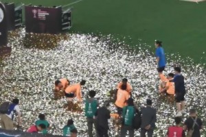 捧完杯后，武汉女足球员们在金色彩带上打滚