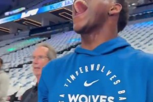 结果还是输了！爱德华兹赛前在场馆内仰天怒吼 给自己加油提气~