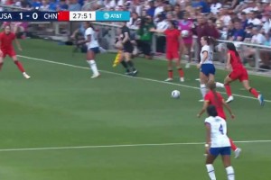 中国女足丢球！美国女足边路传中造乱战！卡塔里娜补射破门！