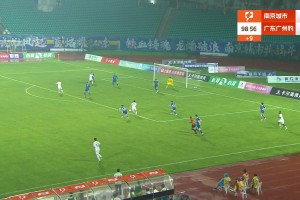 比赛最后一分钟，广州豹球员王建明连续两次潇洒转身过人打进一球