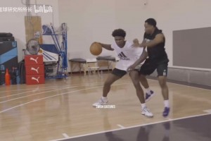 各种背身中距离！这个发型时期的华子还在苦练中距离！