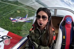 美女飞行员开飞机“凑巧”路过苏超比赛场地
