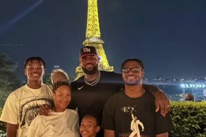 谁能在詹姆斯一家的度假合照中 一眼就能看到格林