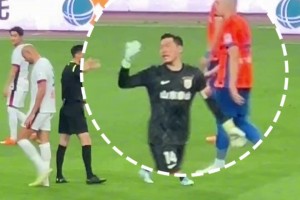 王大雷找裁判理论时无奈竖起大拇指，裁判试图挽留，大雷摆手离开