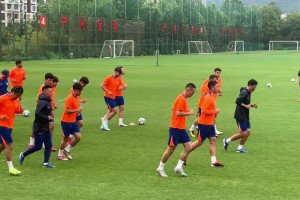 泰山队训练阵容齐整，29人参加赛前训练，就看崔康熙排兵布阵了