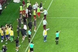 现场实拍于汉超和李帅发生口角！球迷高喊：李帅SB！