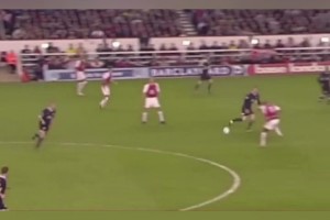 什么叫美丽足球？不败赛季的枪手，将足球踢成了流动的艺术！