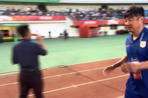 曾经队友，如今对手！泰山B队主帅韩鹏与泰安主帅苑维玮握手寒暄