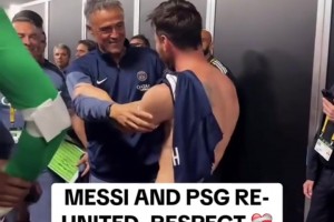 拥抱致敬！梅西赛后在更衣室门口等巴黎球员拥抱！