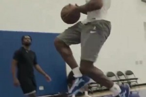 父子同款训练！布朗尼半场不停折返暴扣 感觉比他爸还吃力些