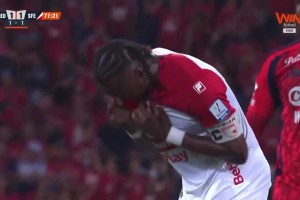 40岁前英超名将拖着伤腿打进绝杀