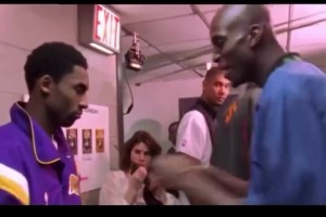 科比首次进全明星，和加内特玩得很开心，邓肯则在一旁呆呆的