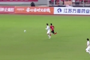 苏超球员也有大心脏！暴力超车抗倒后卫，面对出击门将冷静挑射