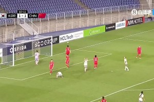 主帅不敢相信！王霜门前无人防守下射门偏出