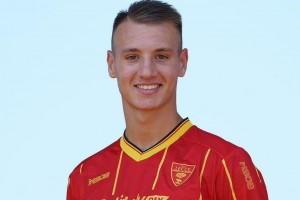 球员集锦：送去练级！从米兰外租莱切的卡马达未来可期