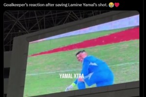 大雷你笑的收敛点国外球迷：守门员扑出亚马尔的射门后的反应