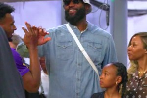 来看儿子了！老詹带着老婆女儿来给布朗尼加油了