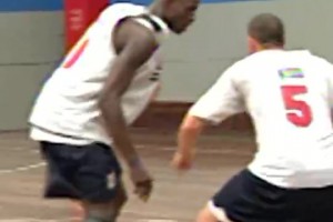 进攻手段太全面！2000年梦之队训练营，加内特连续和队友单挑！