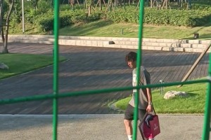 韦世豪训练结束后会带着球迷送老婆的礼物回家，还停下给球迷签名