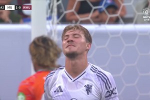 没带射门靴！霍伊伦禁区内良机劲射放了高射炮！阿莫林拍手叹息！