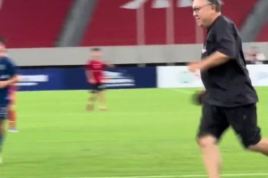 中国足球小将2034杯总决赛，董路中场休息时亲自上场了