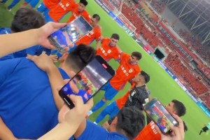 主教练韩鹏携全队赛前打气，山东泰山队的凝聚力，在这一刻具象化