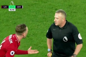 我在球场上遇到了自己的小学老师！他居然送给了我一张红牌！