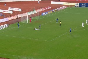 盐城队球员想复制苏亚雷斯名场面，无奈被常州队破坏