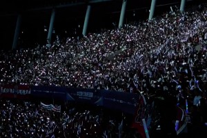 真漂亮！苏超停电现场挂起荧光棒人浪