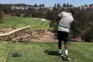 詹姆斯打高尔夫被朋友夸赞！回应道：我就随便打打