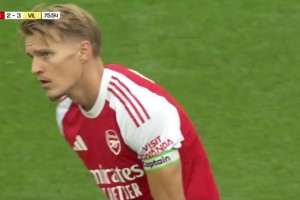 枪手15岁小将道曼造点！厄德高主罚点球轻松打进！