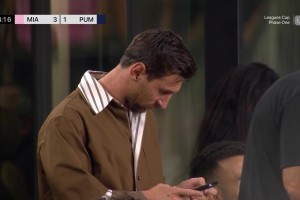 这把躺赢！队友错失单刀但无伤大雅，梅西在场边玩手机