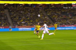 曼联球迷：塞斯科凭借这脚可以接班范佩西了