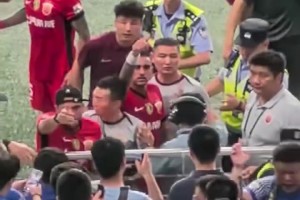 海港球员谢场和申花球迷发生口角，武磊拄拐也在其中