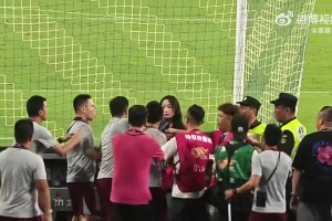 发生了什么？上海德比赛后美女记者被海港工作人员“欺负”
