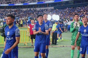 演员陈龙在上海德比领唱国歌，登场前自拍留下珍贵一刻